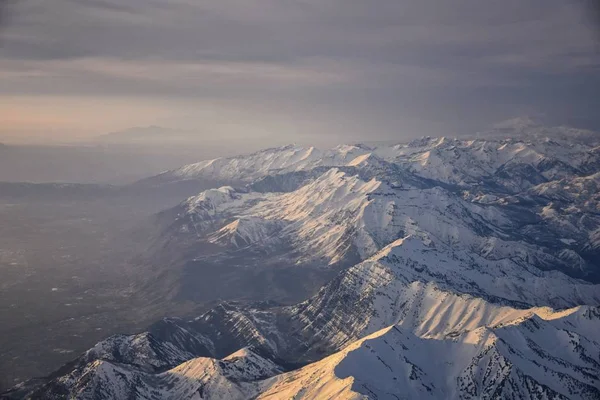 Εναέρια Θέα Από Αεροπλάνο Της Βραχώδης Οροσειράς Του Γουίσκυ Χιονισμένες — Φωτογραφία Αρχείου