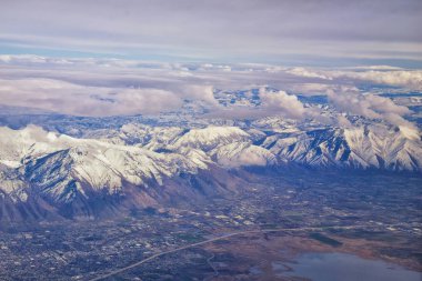 Provo, Farmington Bountiful, Orem ve Salt Lake City şehir şehirleri de dahil olmak üzere kış aylarında karla kaplı zirveleri ile Wasatch Ön Rocky Mountain Range uçaktan havadan görünümü. Utah. Amerika Birleşik Devletleri.