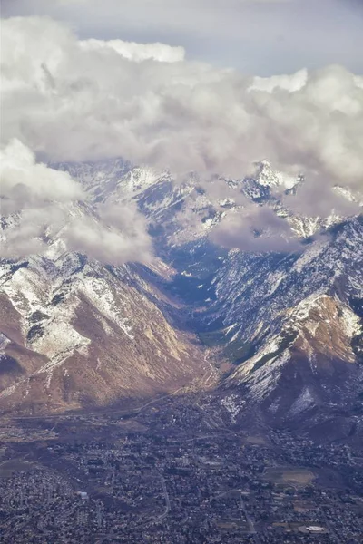 Вид Аероплана Літака Був Передній Скелястому Гірському Діапазоні Засніжені Вершини — стокове фото