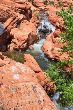 Gunlock State Park Rezervuar Şelalesi Şelaleler Manzarası, Gunlock, Utah St George tarafından. Çöl erozyonu kumtaşı yüzünden bahar akıp gitti. Amerika Birleşik Devletleri.