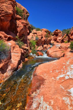 Gunlock State Park Rezervuar Şelalesi Şelaleler Manzarası, Gunlock, Utah St George tarafından. Çöl erozyonu kumtaşı yüzünden bahar akıp gitti. Amerika Birleşik Devletleri.