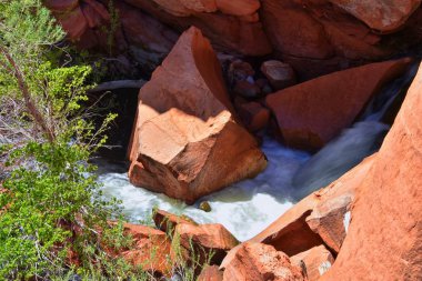 Gunlock State Park Rezervuar Şelalesi Şelaleler Manzarası, Gunlock, Utah St George tarafından. Çöl erozyonu kumtaşı yüzünden bahar akıp gitti. Amerika Birleşik Devletleri.