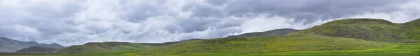州間高速道路84 84からユタ州とアイダホ州の国境からの風景嵐のパノラマビュー ロッキー山脈の羊と牛の放牧地と農村農業の眺め — ストック写真