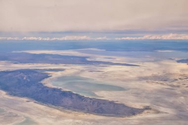 Rocky Mountain Range Büyük Tuz Gölü'nün uçaktan havadan görünümü, Bahar gün boyunca süpürme bulut su manzarası ve manzara. Utah, Amerika Birleşik Devletleri.