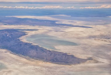 Rocky Mountain Range Büyük Tuz Gölü'nün uçaktan havadan görünümü, Bahar gün boyunca süpürme bulut su manzarası ve manzara. Utah, Amerika Birleşik Devletleri.