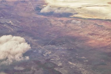 Rocky Mountain Range Büyük Tuz Gölü'nün uçaktan havadan görünümü, Bahar gün boyunca süpürme bulut su manzarası ve manzara. Utah, Amerika Birleşik Devletleri.