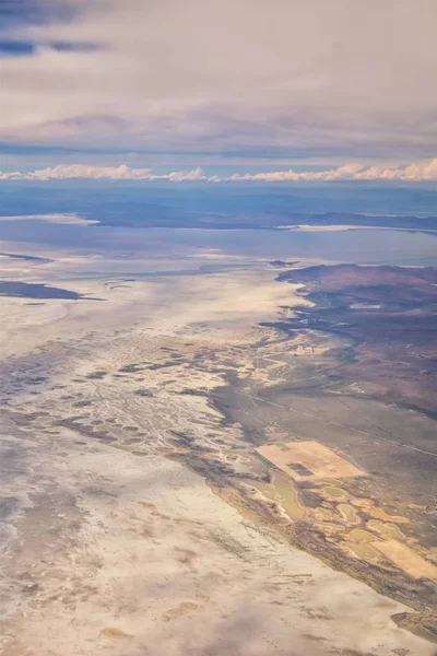 Vista Aérea Avião Grande Lago Salgado Cordilheira Rochosa Paisagem Nublada — Fotografia de Stock