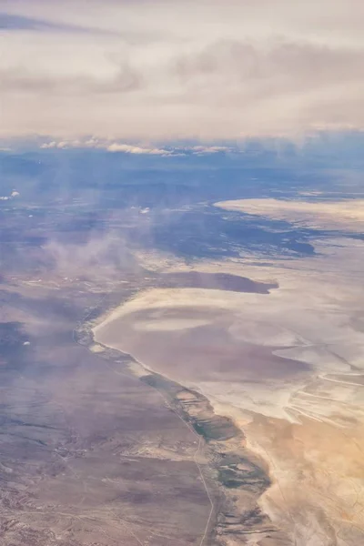 Légifelvétel Repülőgép Nagy Salt Lake Sziklás Hegység Elsöprő Cloudscape Táj — Stock Fotó