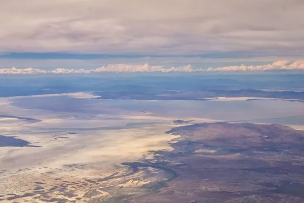 ロッキー山脈のグレートソルトレークの飛行機からの航空写真 春の日中の雲景と風景を掃引 ユタ州 アメリカ合衆国 — ストック写真