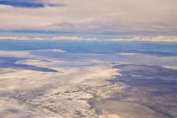 산맥의 그레이트 레이크 비행기에서 구름과 풍경을 휩쓸고 — 스톡 사진