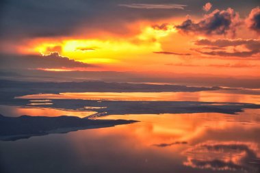 Wasatch Rocky Mountain Range, Süpürme cloudscape ve manzara Bahar gün boyunca uçaktan Büyük Salt Lake Sunset Havadan görünümü. Utah, Amerika Birleşik Devletleri.