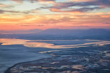 Wasatch Rocky Mountain Range, Süpürme cloudscape ve manzara Bahar gün boyunca uçaktan Büyük Salt Lake Sunset Havadan görünümü. Utah, Amerika Birleşik Devletleri.
