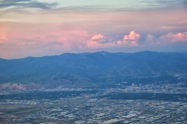 Wasatch Rocky Mountain Range, Süpürme cloudscape ve manzara Bahar gün boyunca uçaktan Büyük Salt Lake Sunset Havadan görünümü. Utah, Amerika Birleşik Devletleri.