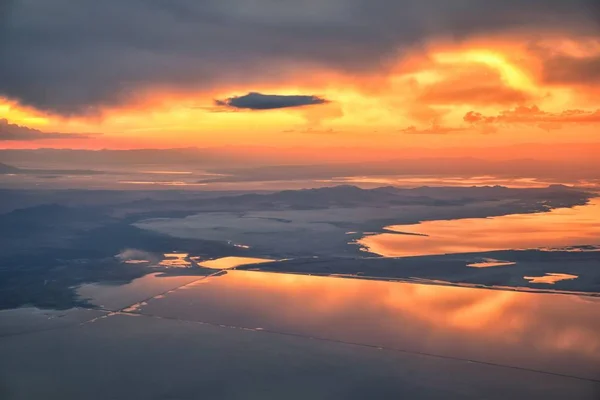 大盐湖日落鸟瞰从飞机在瓦沙奇落基山脉 在春天的白天扫云景观和景观 在美国犹他州 — 图库照片