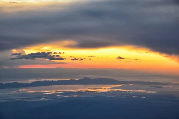 大盐湖日落鸟瞰从飞机在瓦沙奇落基山脉 在春天的白天扫云景观和景观 在美国犹他州 — 图库照片