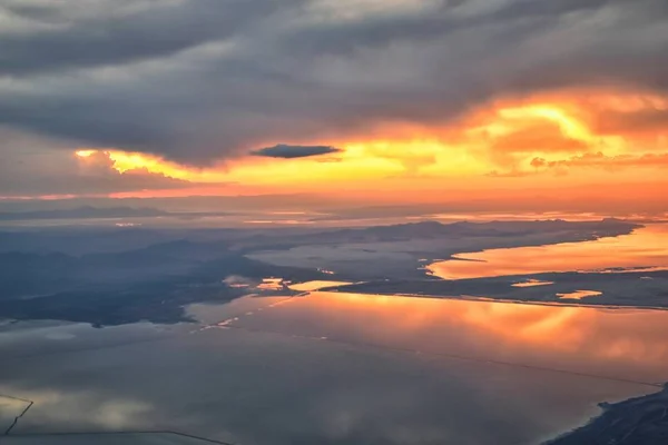 Μεγάλη Σωλτ Λέικ Sunset Εναέρια Θέα Από Αεροπλάνο Στην Περιοχή — Φωτογραφία Αρχείου