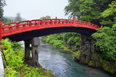 Tokyo dışında Nikko Daiwa Nehri üzerinde Shinkyo Köprüsü, Japonya yaz aylarında bulut örtüsü ile. Aisa.