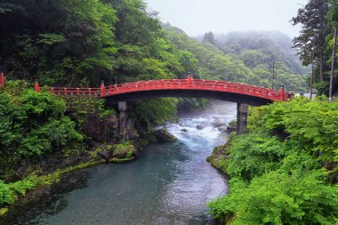 Tokyo dışında Nikko Daiwa Nehri üzerinde Shinkyo Köprüsü, Japonya yaz aylarında bulut örtüsü ile. Aisa.