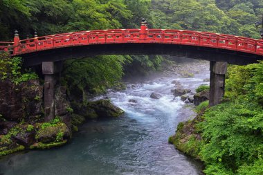 Tokyo dışında Nikko Daiwa Nehri üzerinde Shinkyo Köprüsü, Japonya yaz aylarında bulut örtüsü ile. Aisa.