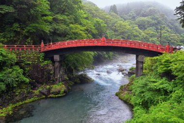 Tokyo dışında Nikko Daiwa Nehri üzerinde Shinkyo Köprüsü, Japonya yaz aylarında bulut örtüsü ile. Aisa.