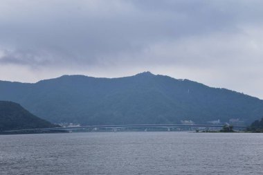 Kawaguchiko Tenjozan Parkı, gölüzerindeki feribot teknesinden Kawaguchi Gölü ve gondol gözlemi gibi Fuji Dağı Japonya'nın manzarası. Asya.