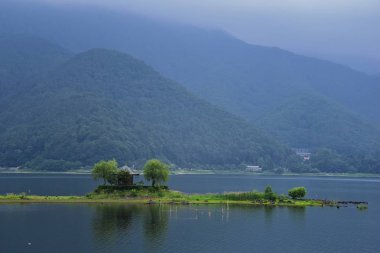 Kawaguchiko Tenjozan Parkı, gölüzerindeki feribot teknesinden Kawaguchi Gölü ve gondol gözlemi gibi Fuji Dağı Japonya'nın manzarası. Asya.