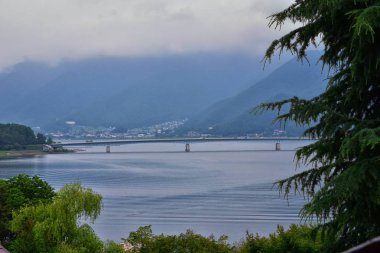 Kawaguchiko Tenjozan Parkı, gölüzerindeki feribot teknesinden Kawaguchi Gölü ve gondol gözlemi gibi Fuji Dağı Japonya'nın manzarası. Asya.