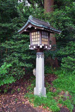 Tokyo, Japonya'da halka açık parklarda geleneksel Japon bahçeleri. Yollar ve patikalar etrafında yürüyüş taş fenerler, göller, göletler, bonsai ve yaban hayatı manzarası. Asya. 