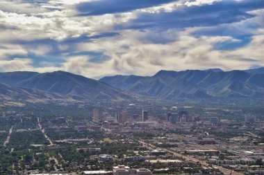 Oquirrh Dağları ve Antilop Adası, Tooele, Magna, süpürme bulutlu ile doğru bakarak uçaktan Büyük Tuz Gölü Utah Havadan görünümü. Amerika Birleşik Devletleri.