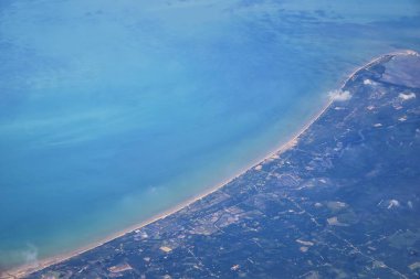 Phuket Tayland 'ın insansız hava aracı kuş bakışı fotoğrafı tropikal deniz, Hint Okyanusu kıyıları Bangkok' un güneyinde Andaman Denizi 'nde, Malacca Boğazı' nın yakınında. Asya.