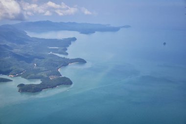 Phuket Tayland 'ın insansız hava aracı kuş bakışı fotoğrafı tropikal deniz, Hint Okyanusu kıyıları Bangkok' un güneyinde Andaman Denizi 'nde, Malacca Boğazı' nın yakınında. Asya. 
