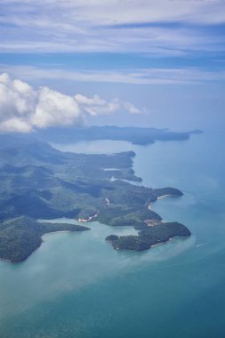 Phuket Tayland 'ın insansız hava aracı kuş bakışı fotoğrafı tropikal deniz, Hint Okyanusu kıyıları Bangkok' un güneyinde Andaman Denizi 'nde, Malacca Boğazı' nın yakınında. Asya. 