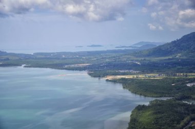 Phuket Tayland 'ın insansız hava aracı kuş bakışı fotoğrafı tropikal deniz, Hint Okyanusu kıyıları Bangkok' un güneyinde Andaman Denizi 'nde, Malacca Boğazı' nın yakınında. Asya. 