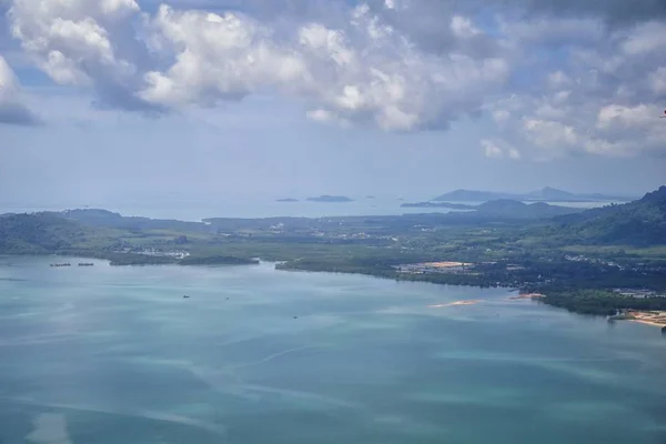 プーケットタイ航空のドローン鳥の目のビュー熱帯海 インド洋 マラッカ海峡近くのアンダマン海のバンコクの南の美しい島の海岸 アジア — ストック写真