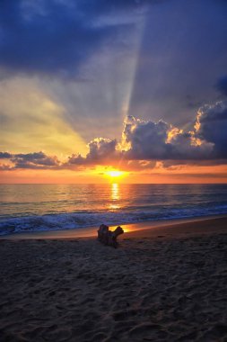 Phuket plajı gün batımı, renkli bulutlu alacakaranlık gökyüzü Hint Okyanusu, Tayland, Asya 'ya bakan kumlara yansıyor..