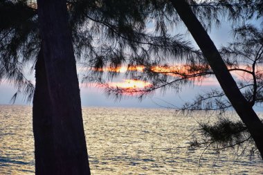 Phuket plajı gün batımı, renkli bulutlu alacakaranlık gökyüzü Hint Okyanusu, Tayland, Asya 'ya bakan kumlara yansıyor..