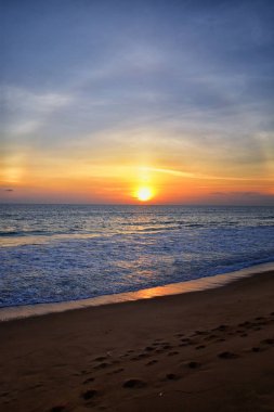 Phuket plajı gün batımı, renkli bulutlu alacakaranlık gökyüzü Hint Okyanusu, Tayland, Asya 'ya bakan kumlara yansıyor..