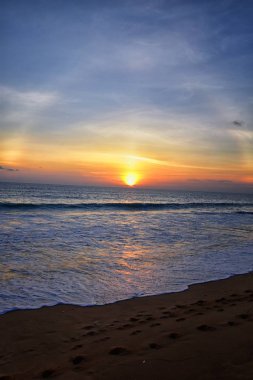 Phuket plajı gün batımı, renkli bulutlu alacakaranlık gökyüzü Hint Okyanusu, Tayland, Asya 'ya bakan kumlara yansıyor..