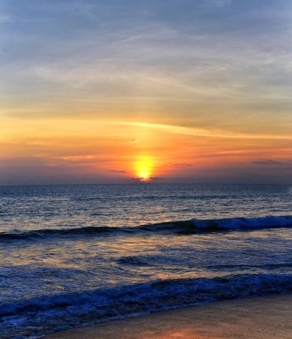 Phuket plajı gün batımı, renkli bulutlu alacakaranlık gökyüzü Hint Okyanusu, Tayland, Asya 'ya bakan kumlara yansıyor..