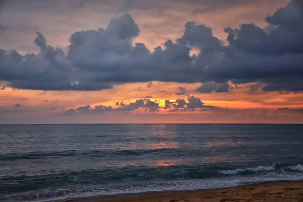 Phuket Strand Sonnenuntergang Farbenfroher Bewölkter Dämmerhimmel Der Sich Sand Spiegelt — Stockfoto