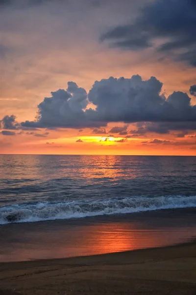 Phuket Tramonto Spiaggia Colorato Cielo Nuvoloso Crepuscolo Riflettendo Sulla Sabbia — Foto Stock