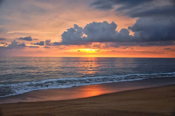 Phuket Strand Sonnenuntergang Farbenfroher Bewölkter Dämmerhimmel Der Sich Sand Spiegelt — Stockfoto