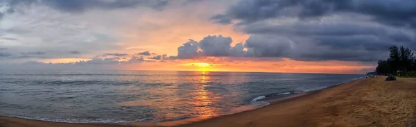 Пхукет Пляжный Закат Красочные Облачные Сумерки Небо Отражая Песке Глядя — стоковое фото