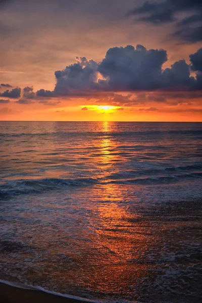 Coucher Soleil Sur Plage Phuket Ciel Nuageux Coloré Crépuscule Reflétant — Photo