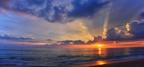 Phuket Strand Sonnenuntergang Farbenfroher Bewölkter Dämmerhimmel Der Sich Sand Spiegelt — Stockfoto