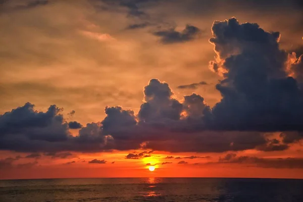 Phuket Strand Sonnenuntergang Farbenfroher Bewölkter Dämmerhimmel Der Sich Sand Spiegelt — Stockfoto