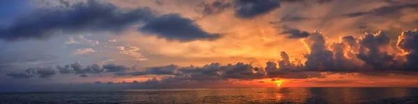 Phuket Strand Solnedgång Färgglada Molnigt Skymning Himmel Reflekterar Sanden Blickar — Stockfoto