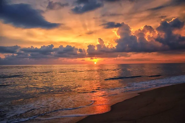 Coucher Soleil Sur Plage Phuket Ciel Nuageux Coloré Crépuscule Reflétant — Photo