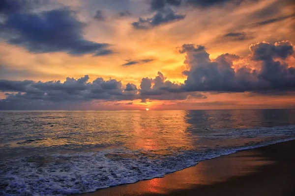 Phuket Strand Sonnenuntergang Farbenfroher Bewölkter Dämmerhimmel Der Sich Sand Spiegelt — Stockfoto