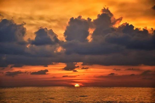 Phuket Strand Sonnenuntergang Farbenfroher Bewölkter Dämmerhimmel Der Sich Sand Spiegelt — Stockfoto